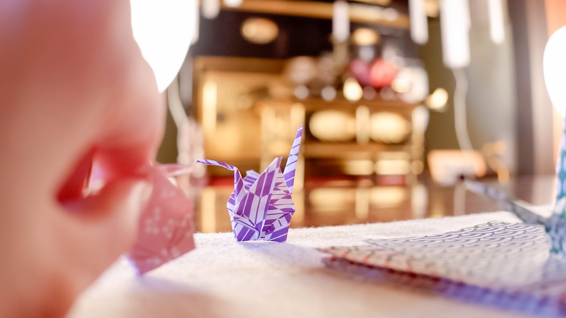 仏壇の前の鶴の折り紙