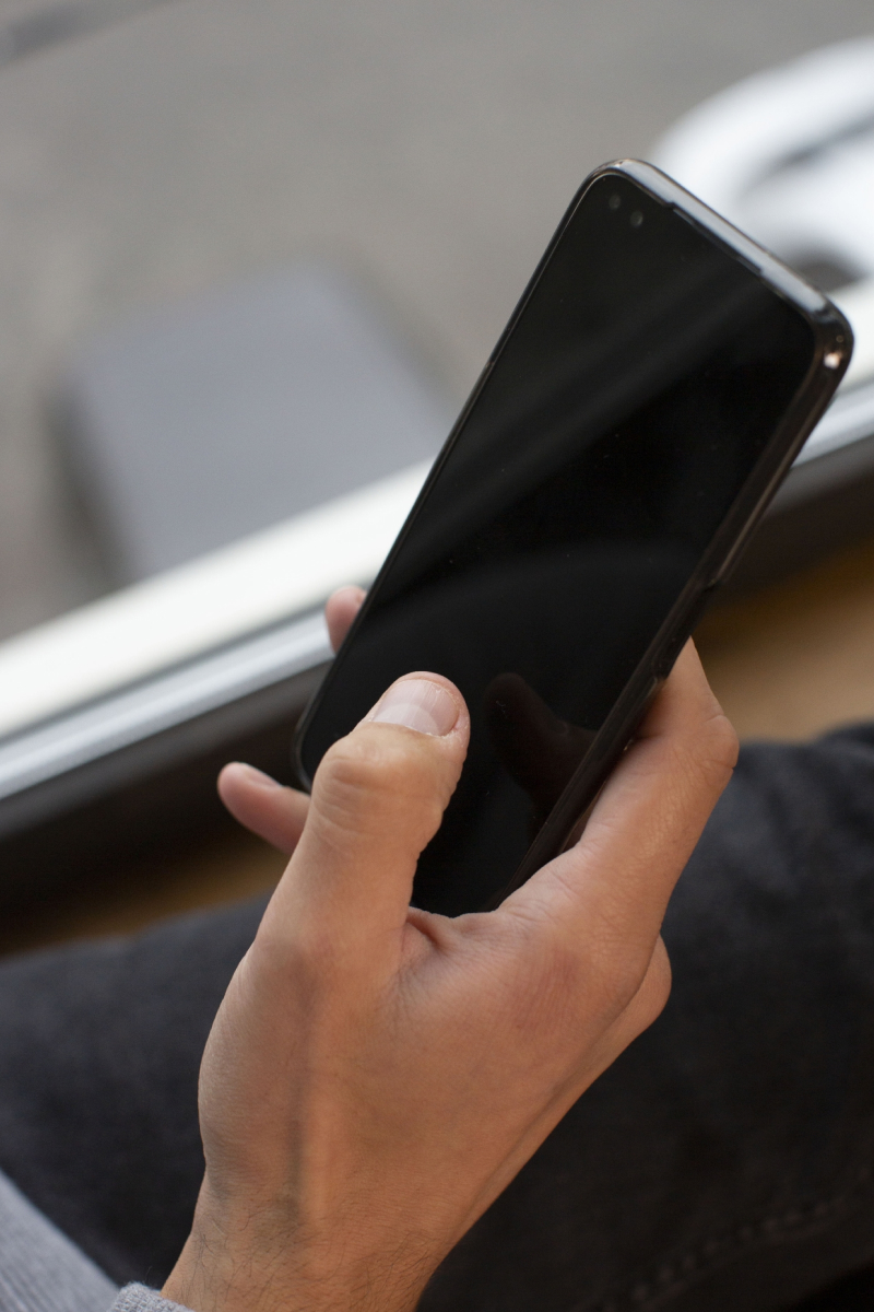 スマホを操作している