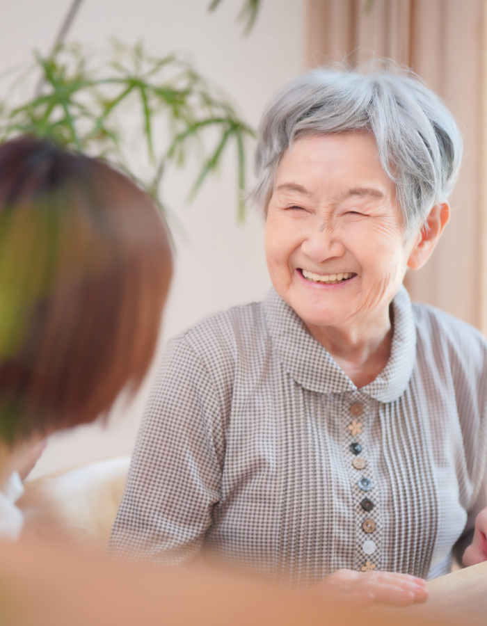 ご高齢の笑顔の女性