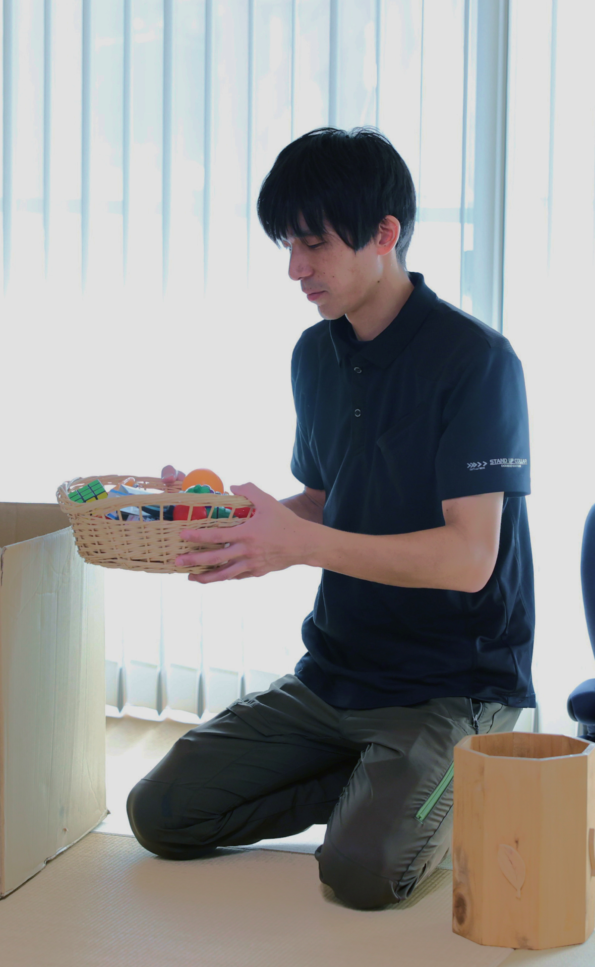 代表が片付けをしている写真