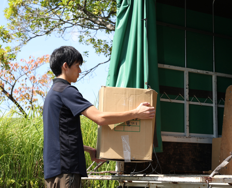 トラックへ積み込み